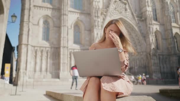 Großaufnahme Geschäftsfrau arbeitet Laptop. Bloggerin tippt Computer im Freien. — Stockvideo