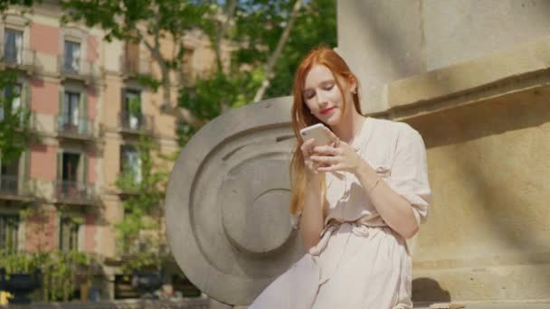 Retrato de jovem procurando telefone celular. Mulher bonita SMS celular — Vídeo de Stock