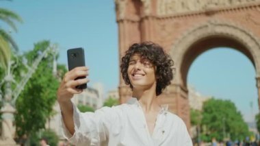 Yakın çekim neşeli adam cep telefonuna selfie çekiyor. Başparmak işareti gösteren adam.