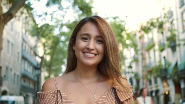 Retrato de mujer alegre sonriendo al aire libre. De cerca chica feliz posando en la cámara. — Vídeos de Stock