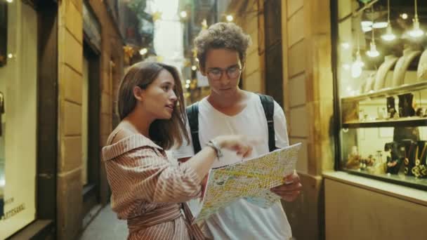 Primer plano pareja hablando de manera correcta al aire libre. Chica bonita mostrando el camino correcto — Vídeos de Stock