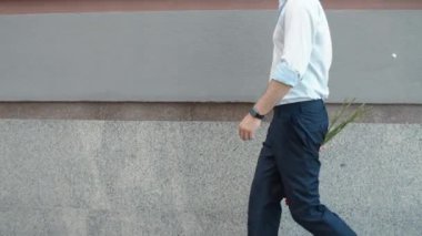 Yakından iş adamı güllerle buluşuyor. Güzel çiçeklerle yürüyen adam
