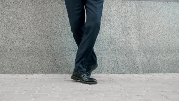 Pés de homem de perto a dançar lá fora. Imagem cortada homem em sapatos dançando na rua — Vídeo de Stock