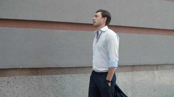 Primo piano uomo d'affari allungando il collo all'aperto. Uomo che cammina dopo il lavoro in strada. — Video Stock