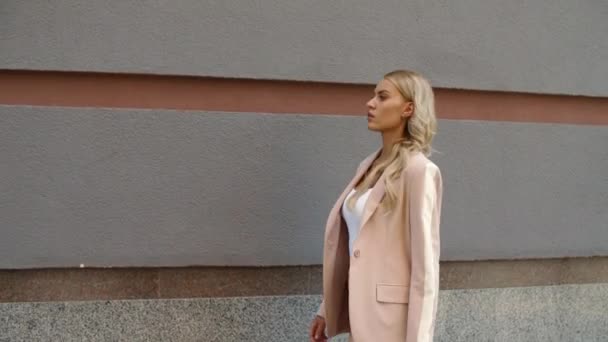 Femme d'affaires marchant en costume près du mur. Femme d'affaires marchant à l'extérieur — Video