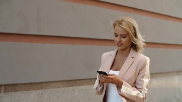 Closeup woman texting message on phone. Businesswoman using phone at street — Stock Video