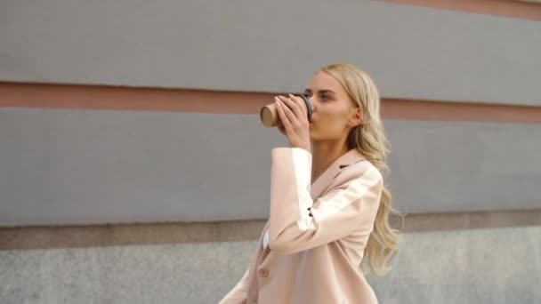 Großaufnahme Frau beim Kaffee auf der Straße. Frau trinkt Kaffee, um ins Freie zu gehen — Stockvideo