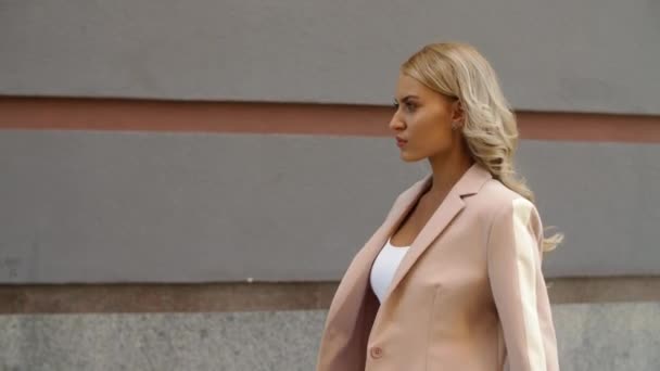 Mujer retrato caminando al aire libre. Mujer comprobando el tiempo en el reloj inteligente en la calle — Vídeo de stock