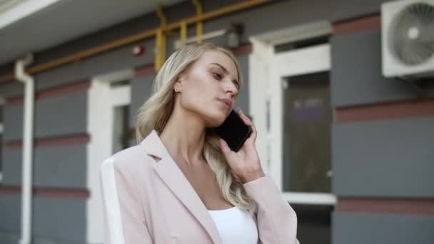 Portrétní obchodnice telefonuje na ulici. Žena s telefonem mluvit venku — Stock video