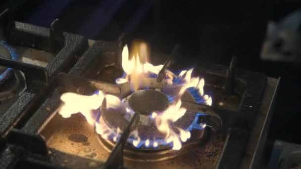 Closeup kachel brander afvuren in slow motion. Blauwe vlam van gasfornuis. — Stockvideo