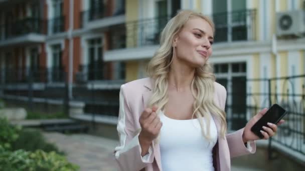 Portrait blonde Frau mit Gesicht Zeit. Hübsche Geschäftsfrau im Videochat — Stockvideo