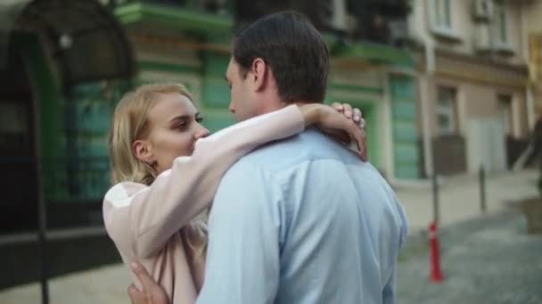 Una pareja encantadora abrazándose en la calle. Hombre y mujer de pie juntos al aire libre — Vídeos de Stock