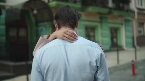 Romantisches Geschäftspaar umarmt sich draußen. Schönes Paar schaut auf Datum — Stockvideo