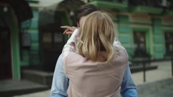 Joyeux couple debout ensemble dans la rue. Couple s'embrassant à l'extérieur — Video