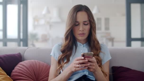 Primer plano freelancer chica usando smartphone en el lugar de trabajo remoto. — Vídeos de Stock