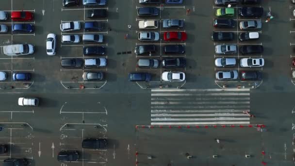 Otoparkta yürüyen insansız hava aracı görüntüleri. Helikopter otoparkı insanlarla çekiyor. — Stok video