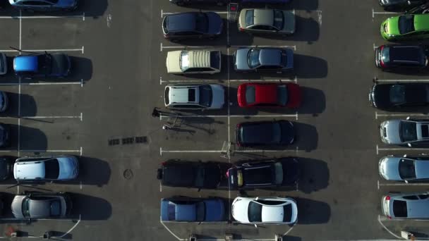 Samochody z widokiem na ptaki poruszające się na parkingu. Drone filmowanie zatłoczony parking — Wideo stockowe