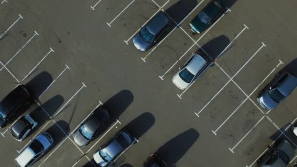 Drönarbilder när folk går runt på parkeringsplatsen. Drönare flyger över parkering — Stockvideo