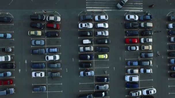 Drone nagrywa samochody poruszające się na parkingu. Widok helikoptera ludzi wychodzących z samochodu na parkingu — Wideo stockowe