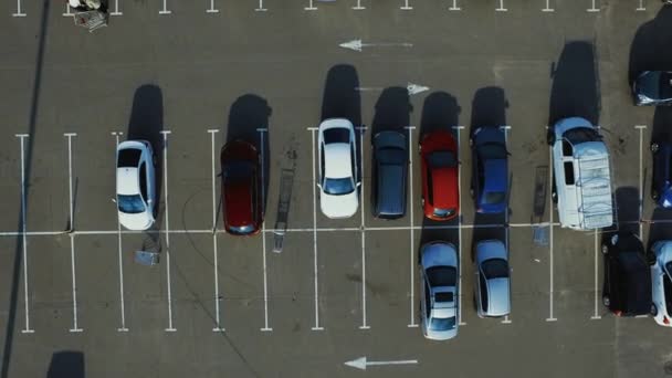 Copter filmación de coches modernos aparcamiento cerca de los estacionamientos de supermercados — Vídeos de Stock