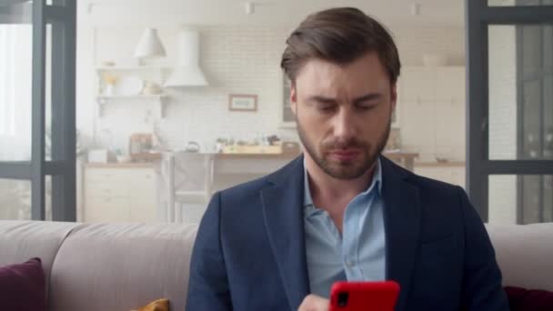 Jonge zakenman chatten smartphone op kantoor. Man sms 't telefoon. — Stockvideo