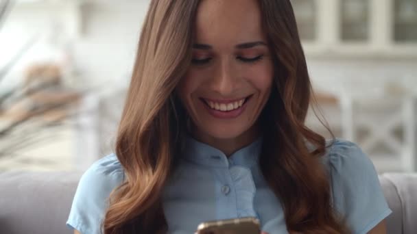 Uśmiechnięta bizneswoman za pomocą smartfona. Radosna dziewczyna sprawdza zawartość telefonu. — Wideo stockowe