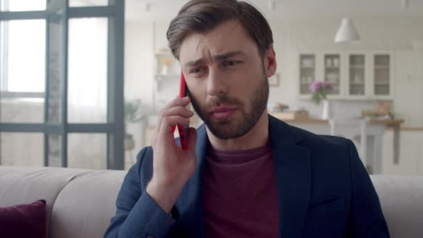 Vážný obchodník telefonuje z domácí kanceláře. Muž diskutující o obchodu. — Stock video