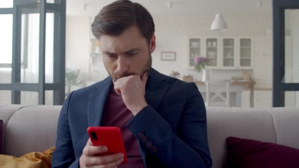 Hombre de negocios molesto leyendo malas noticias por teléfono en la oficina del hogar. El hombre está triste. — Vídeo de stock