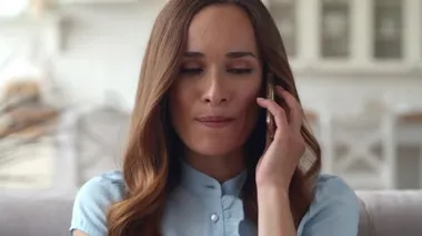 Ofiste telefonla konuşan odaklanmış iş kadını. Telefonda flört eden kız..