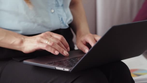 Vrouwelijke handen typen op laptop op kantoor. Meisje freelancer sluiten laptop. — Stockvideo