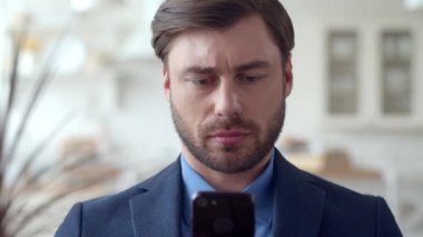 İş adamı ofisteki akıllı telefondan konuşuyor. Cep telefonu kullanan adam..