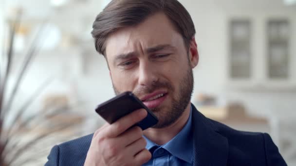 Odaklanmış iş adamı telefon görüşmesi yapıyor. Hayal kırıklığına uğramış bir adam cep telefonunu arıyor.. — Stok video
