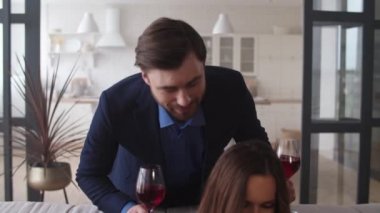 Romantik çift başarıyı evde şarapla kutluyor. Aile şarap içiyor..