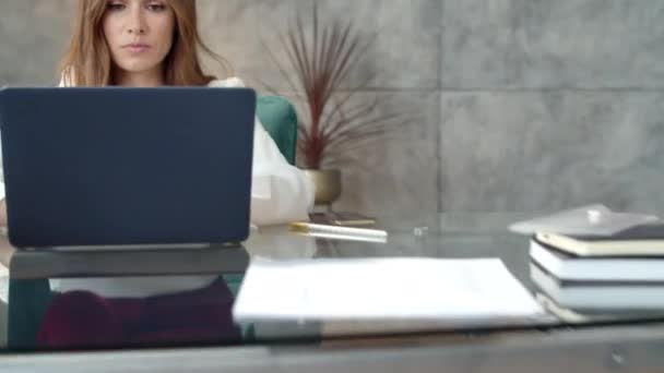Закрыть уставшую деловую женщину закрывая ноутбук после работы в удаленном офисе . — стоковое видео