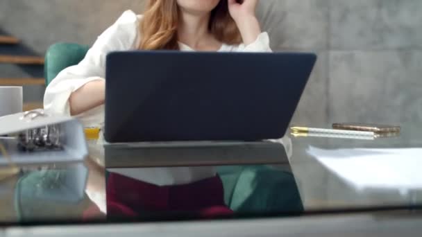 Cansado mulher de negócios terminar o trabalho em casa escritório. Menina relaxante na cadeira. — Vídeo de Stock
