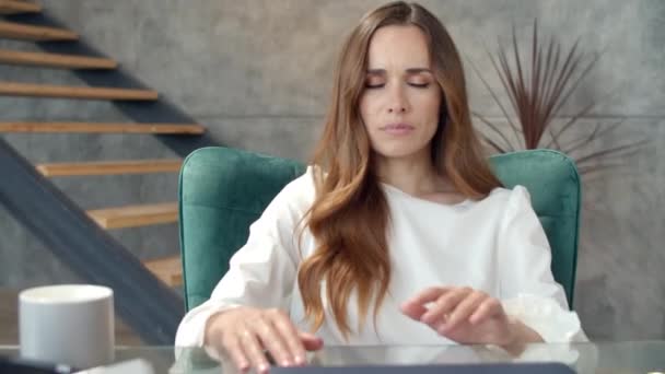 Jovem mulher de negócios relaxando na cadeira em casa escritório. Cansado menina fazendo pausa — Vídeo de Stock