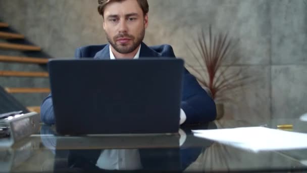 Hombre de negocios enfocado trabajando en la computadora portátil en la oficina. Top manager leyendo texto. — Vídeo de stock