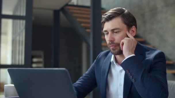 Крупный план ориентированный бизнесмен разговаривает на камеру ноутбука в удаленном офисе. — стоковое видео