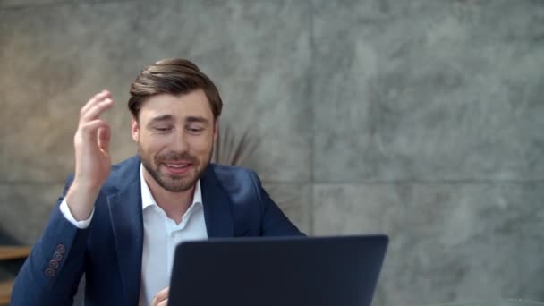 Lachende zakenman chatten online op laptop camera op kantoor. Vliegende hand. — Stockvideo