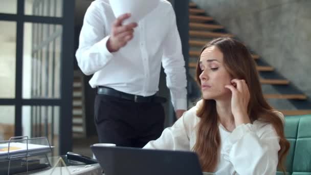 Rozzlobený šéf házet papíry před asistenta ve zpomaleném filmu. — Stock video