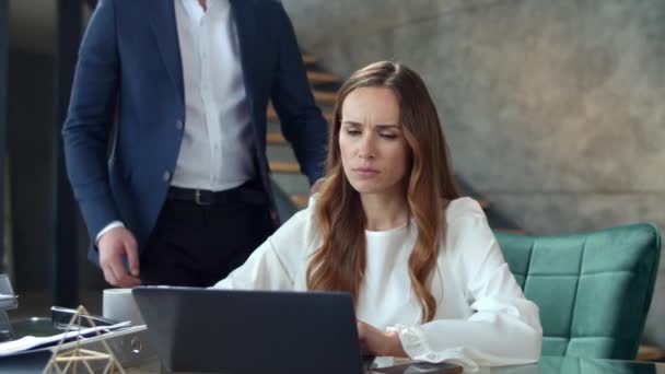 Donna concentrata computer portatile di lavoro. Il capo chiede dettagli alle impiegate. — Video Stock