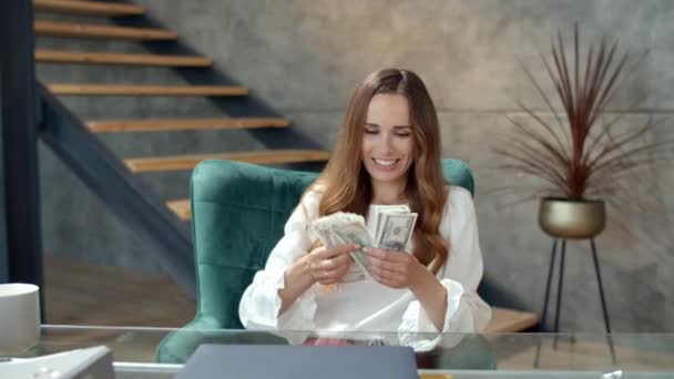 Una mujer feliz tirando un montón de dinero. Mujer de negocios contando dinero. — Vídeos de Stock