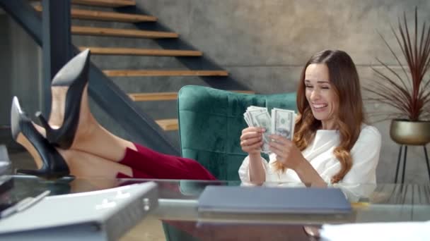 Χαρούμενη επιχειρηματίας που μετράει λεφτά στο γραφείο. Γυναίκα νικητής τζάκποτ. — Αρχείο Βίντεο