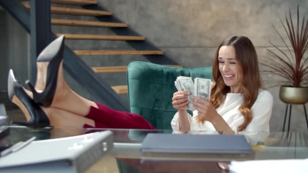 Joyful business lady counting money in office. Woman jackpot winner. — Stock Video