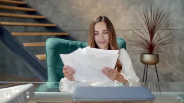 Mulher de negócios feliz olhando para gráficos no escritório. Mulher jogando papéis fora. — Vídeo de Stock