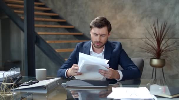 Empresário frustrado jogando documentos fora no local de trabalho. — Vídeo de Stock