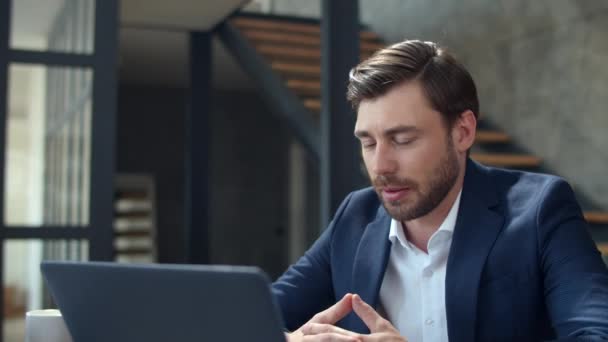 Radosny biznesmen dzwoniący przez internet przez kamerę na laptopie. Gość robi konferencję. — Wideo stockowe