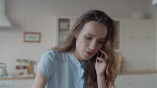 Closeup young businesswoman making notes at home kitchen. Woman hand writing. — Stock Video