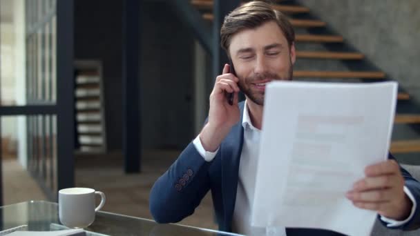 Heureux homme d'affaires parlant au téléphone au bureau. Top manager discutant de documents. — Video