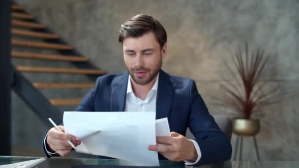 Heureux homme d'affaires travaillant avec des documents dans un bureau moderne. Gestionnaire prenant des notes . — Video